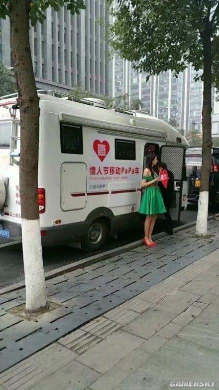 成都街头惊现“移动PaPa车”：招手即停 情人节特供